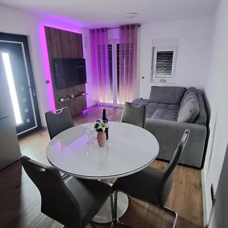 Dom wakacyjny Family Friendly House With A Swimming Pool Maslenica, Novigrad - 24641 Maslenica